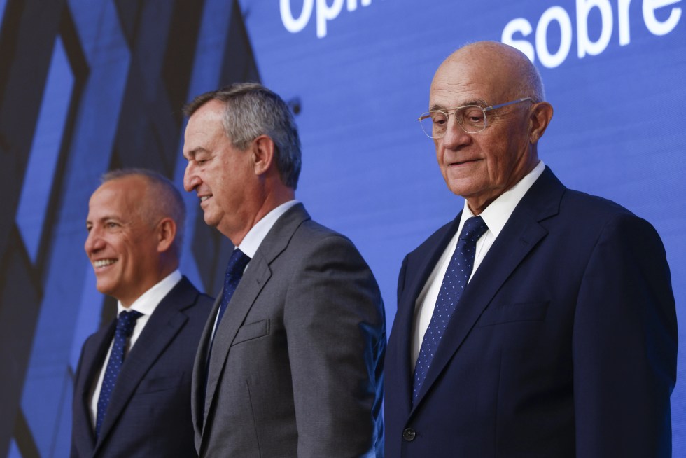El consejo de Banco Sabadell se opone a la oferta mejorada de BBVA, Milei pide cambios en leyes