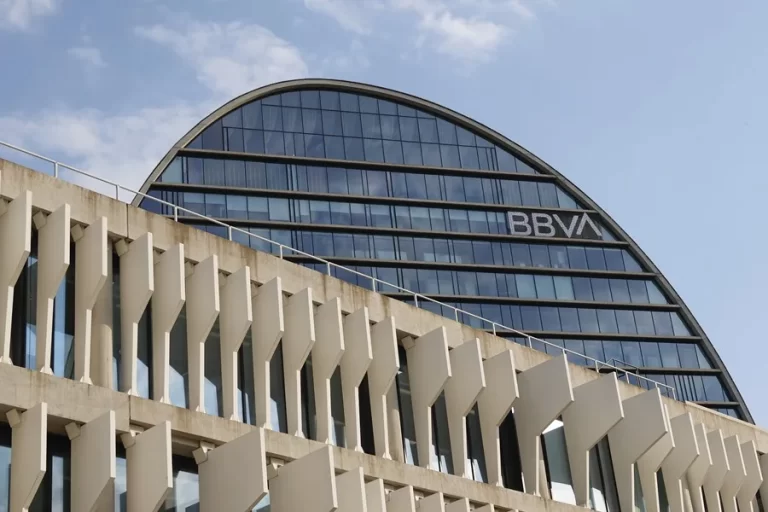 El BBVA tiene hasta el martes para revisar su oferta por el Banco Sabadell ante las cancelaciones