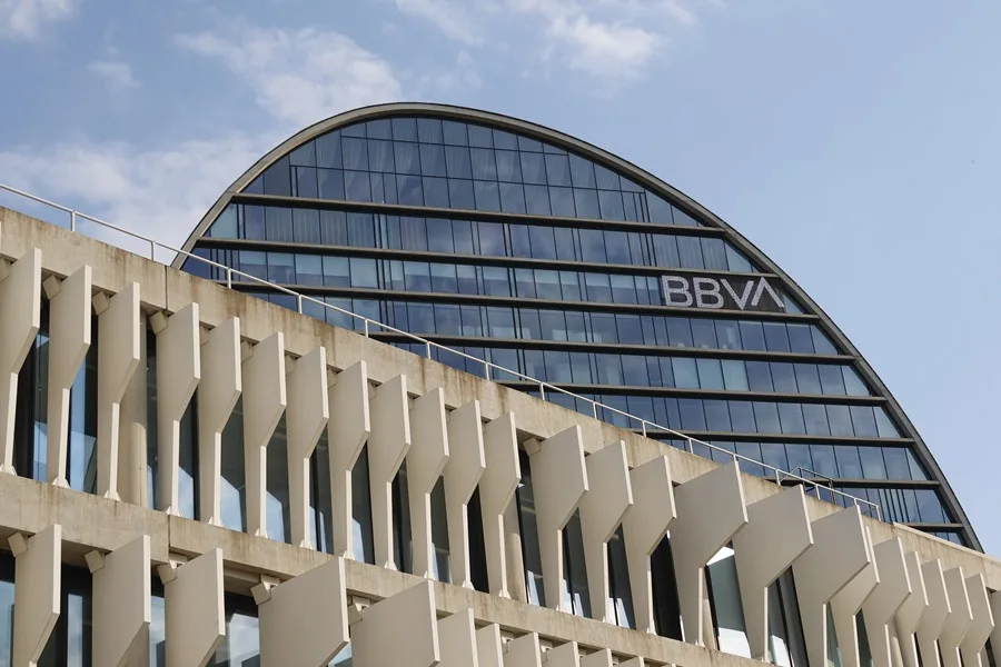 El BBVA tiene hasta el martes para revisar su oferta por el Banco Sabadell ante las cancelaciones