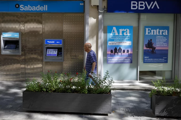 David Martínez venderá su 3,86 % del Banco Sabadell al BBVA tras la opa; el déficit público de