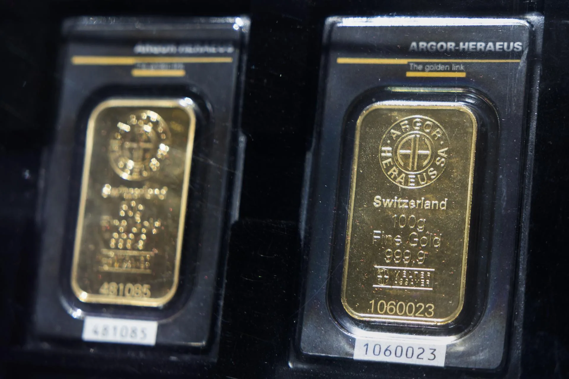 El precio del oro alcanza un récord histórico de 3.674 dólares; el gasto militar global también