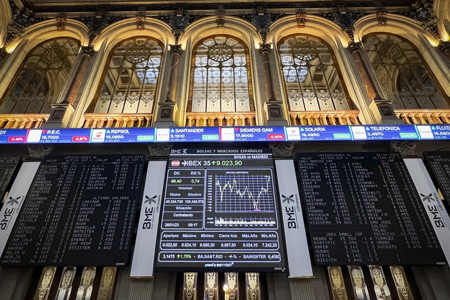 La bolsa avanza un 0,57 % al cierre y alcanza otro máximo anual cerca de los 15.600 puntos