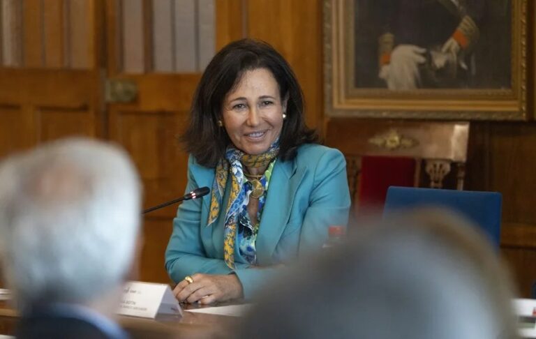 Ana Botín alcanza la jubilación sin planes de abandonar el liderazgo en Santander. La deuda