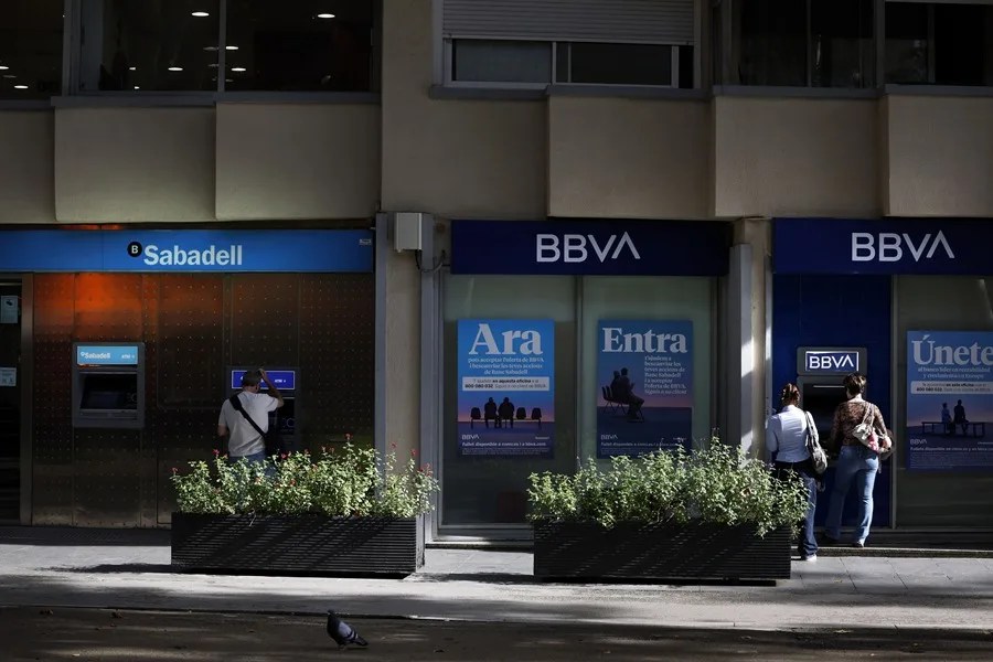 Accionistas del Banco Sabadell sufren pérdidas por el canje mientras Johnson & Johnson enfrenta