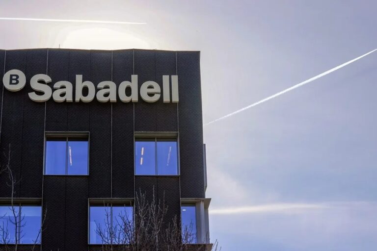 Accionistas del Sabadell tienen plazo hasta mañana para aceptar propuesta del BBVA; Europa enfrenta