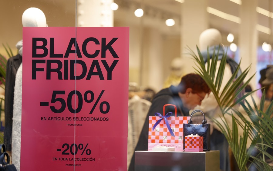 Los españoles gastarán de media 969 euros en Black Friday, Navidad y rebajas, un 1,6 % menos