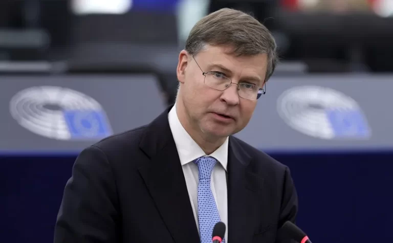 La Comisión Europea sostiene que España superará sus compromisos de gasto público para 2026
