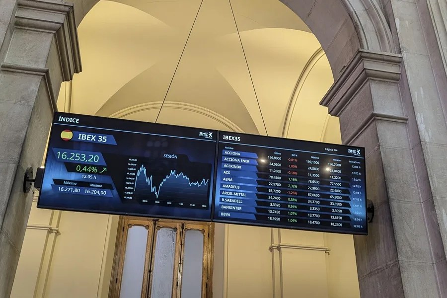 La bolsa española se incrementa un 1,27 % y alcanza un nuevo récord al cierre, sin pagar 15.500