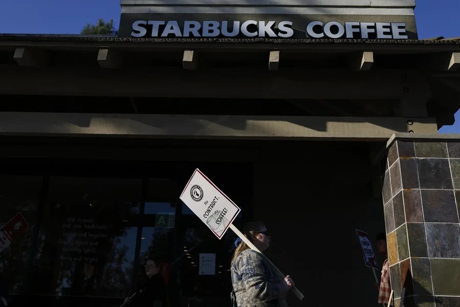 Empleados de Starbucks inician huelga en EE.UU. mientras las negociaciones están estancadas