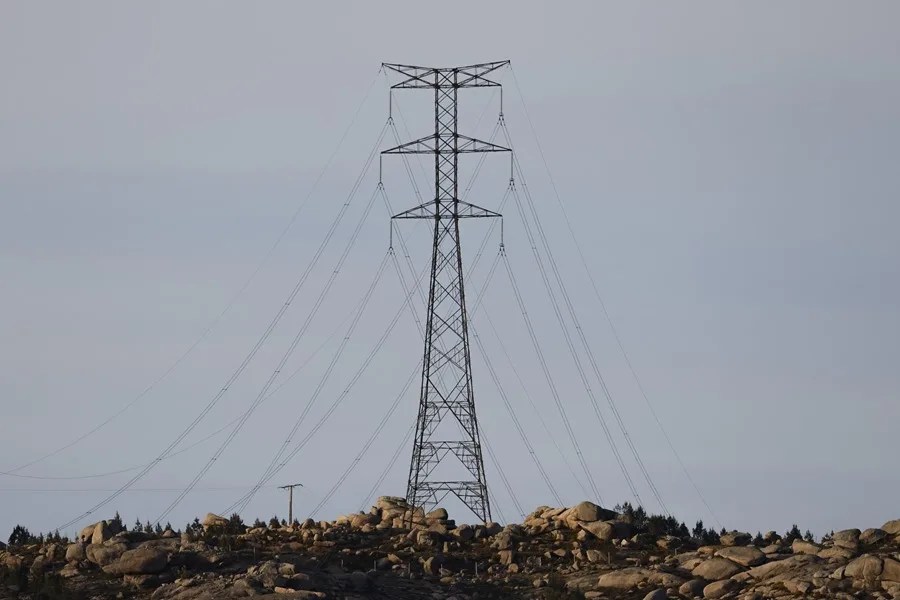 Las eléctricas en España piden fortalecer el control de tensión por el notable retraso acumulado
