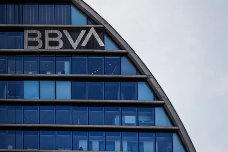BBVA cumple cuatro años en Italia y busca alcanzar un millón de clientes para 2026. Seat proyecta