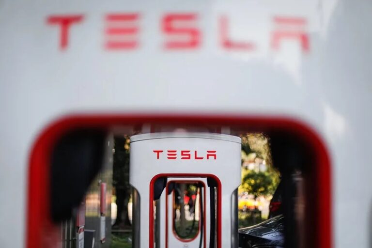 Coalición de 16 estados demanda a Trump por retener fondos para vehículos eléctricos