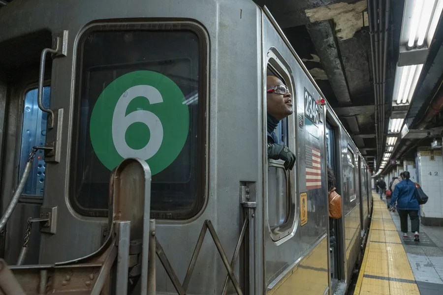 La autoridad de transporte de Nueva York busca frenar la evasión de tarifas en el metro y mejorar