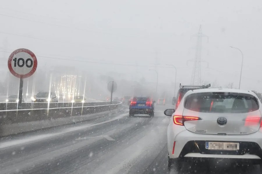 Dificultades en el aeropuerto de Barajas por la nieve y Adif informa sobre retrasos. El Gobierno