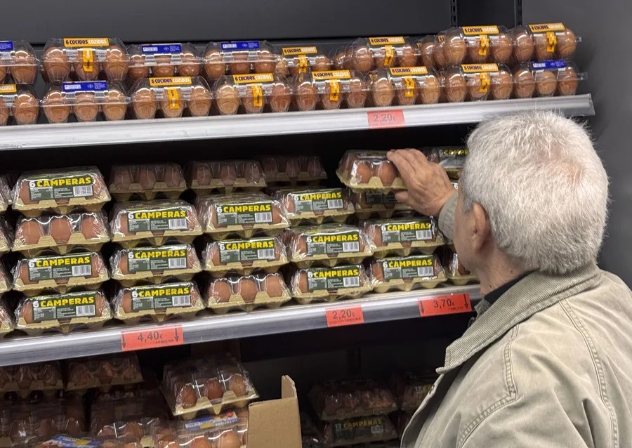 La carne de cerdo baja un 33% en un año y el huevo sube un 32%, advierte Consumo sobre una brecha