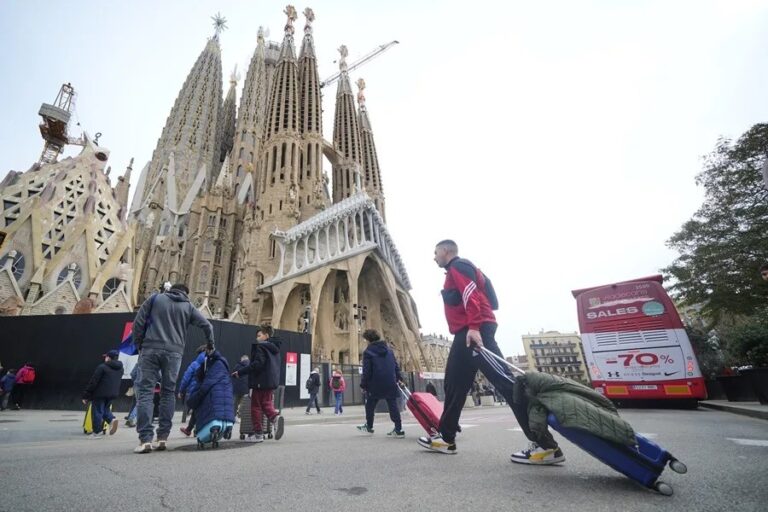 Cataluña incrementa la tasa turística, que comenzará a aplicarse el 1 de abril, Sánchez
