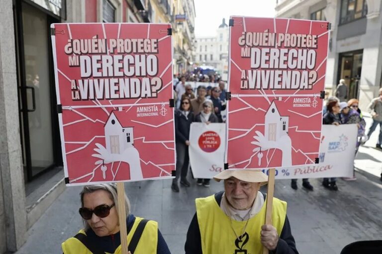 Miles de personas exigen en Madrid la aprobación del «escudo social» en el Congreso de los