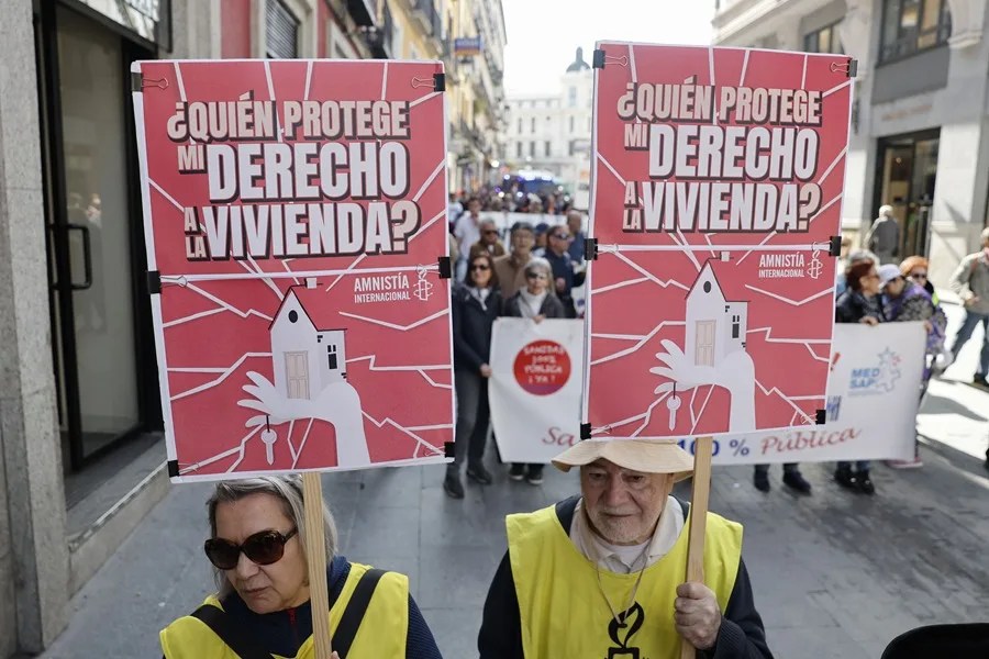 Miles de personas exigen en Madrid la aprobación del «escudo social» en el Congreso de los