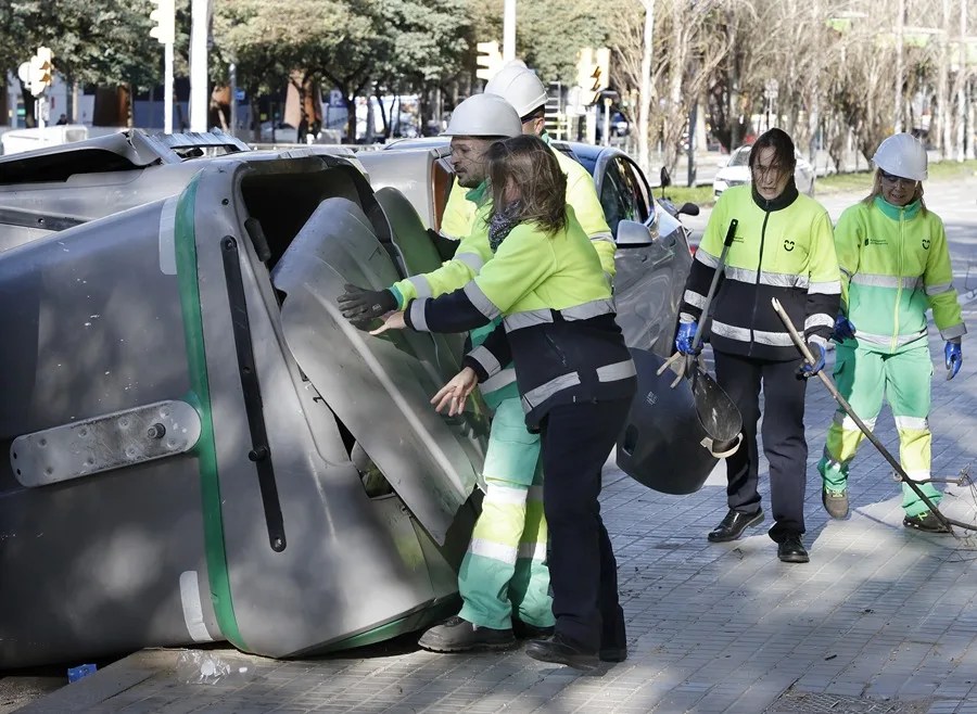 Un contenedor arrastrado