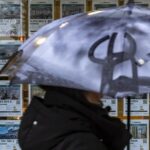 Una mujer observa las ofertas de una inmobiliaria en San Sebasti&aacute;n.