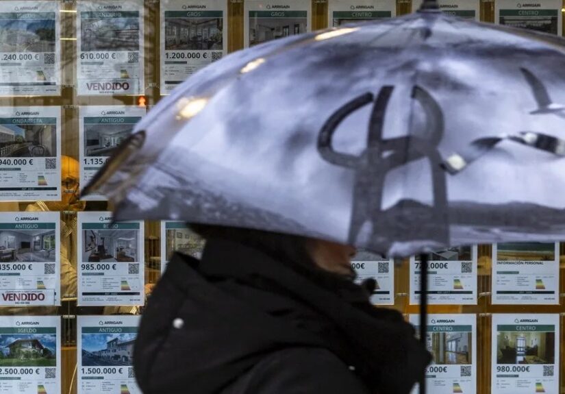 Una mujer observa las ofertas de una inmobiliaria en San Sebastián.